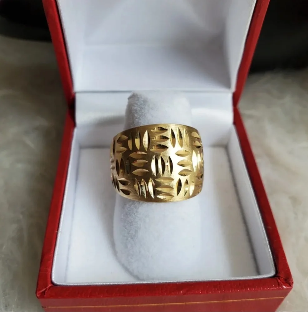 14K Gold Diamond Cut Band Ring / Cigar Ring / Thumb Ring